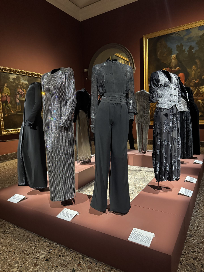 giorgio-armani-exhibition-milano-per-amore-fashion-victory-style