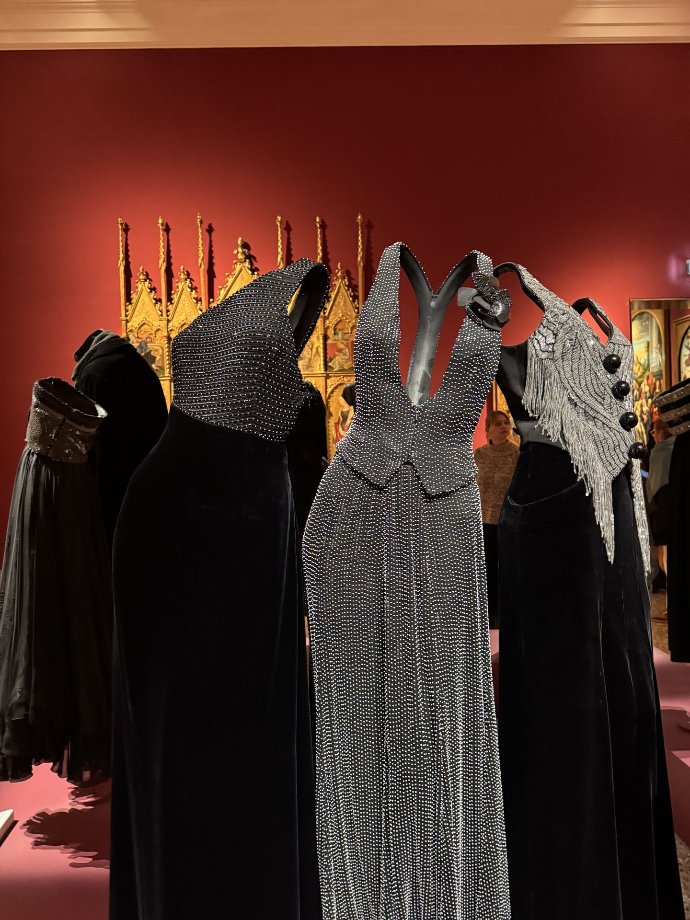 giorgio-armani-exhibition-milano-per-amore-fashion-victory-style