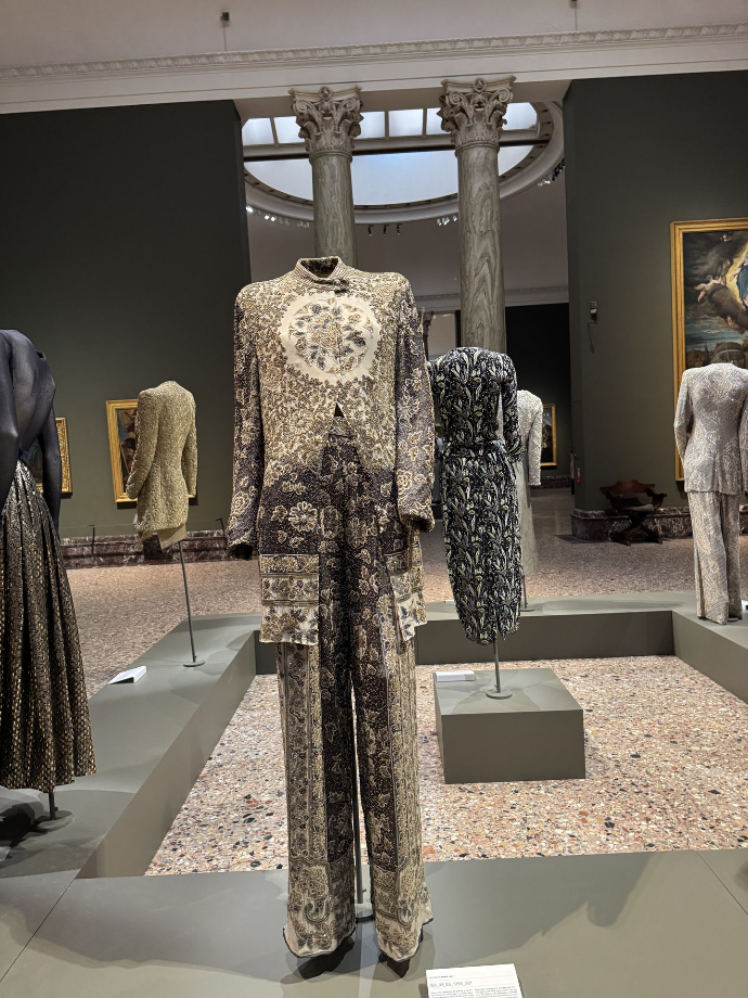 giorgio-armani-exhibition-milano-per-amore-fashion-victory-style